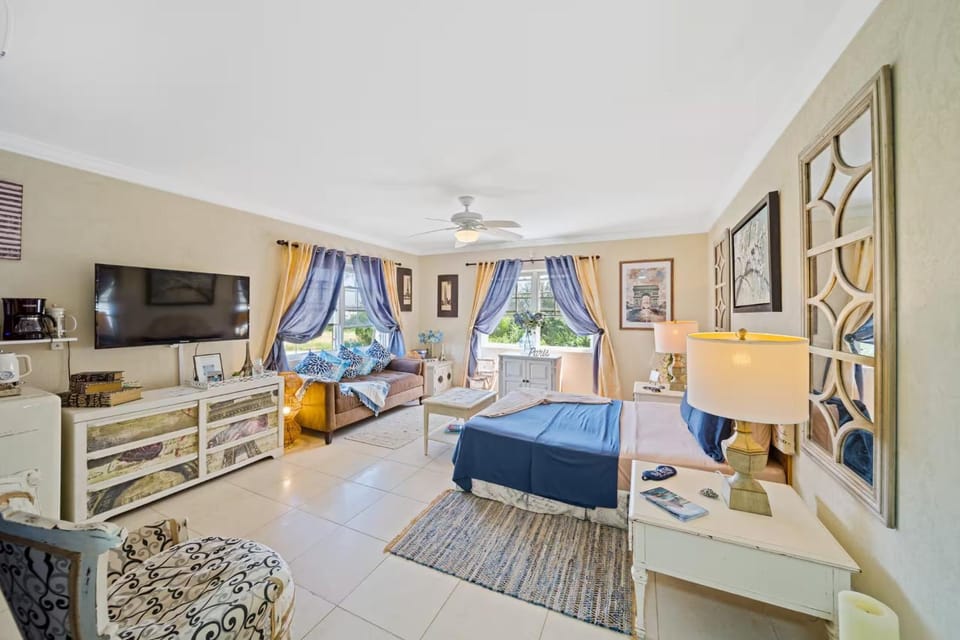 Hidden Gem The Parisian - by ZenBreak Bed and Breakfast in Christ Church