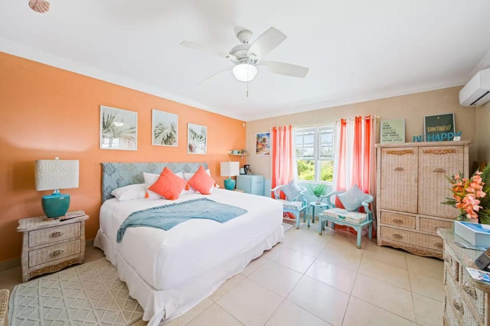 Hidden Gem The Tropical - by ZenBreak Bed and Breakfast in Christ Church