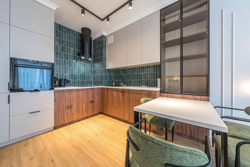 Kitchen or kitchenette, Dining area