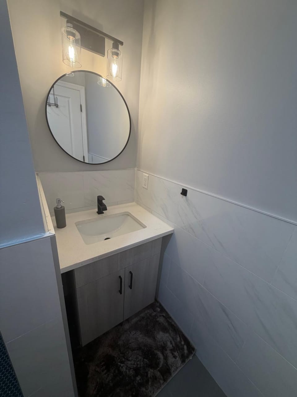 Evergreen Cozy Newly Updated Master Bedroom Private Bathroom Bed and Breakfast in Newark