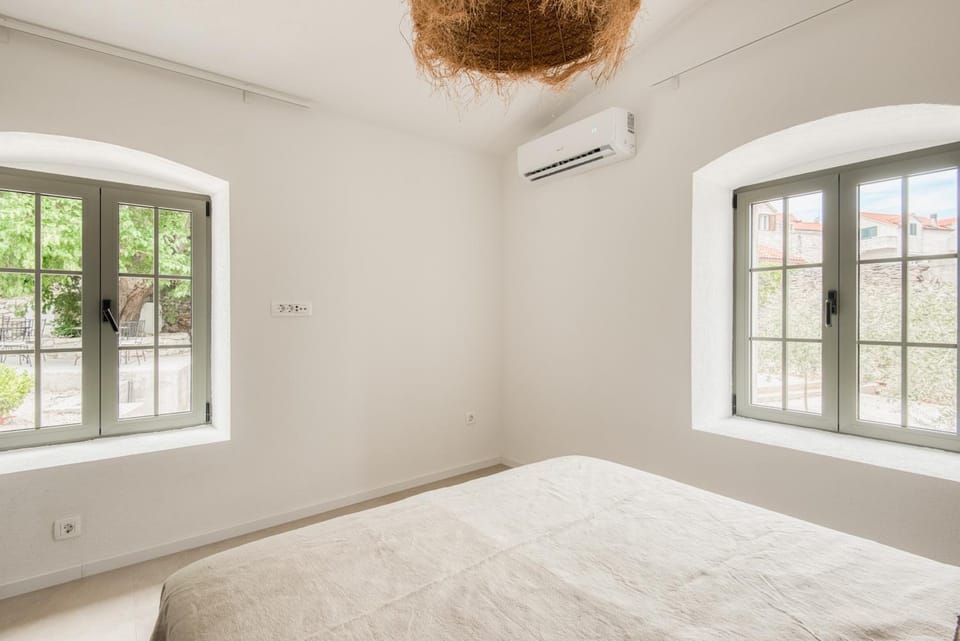 Bed, Photo of the whole room, Bedroom, air conditioner, Internal: Not applicable to any particular room