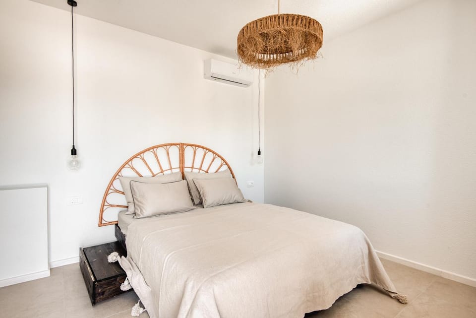 Bed, Photo of the whole room, Bedroom, air conditioner