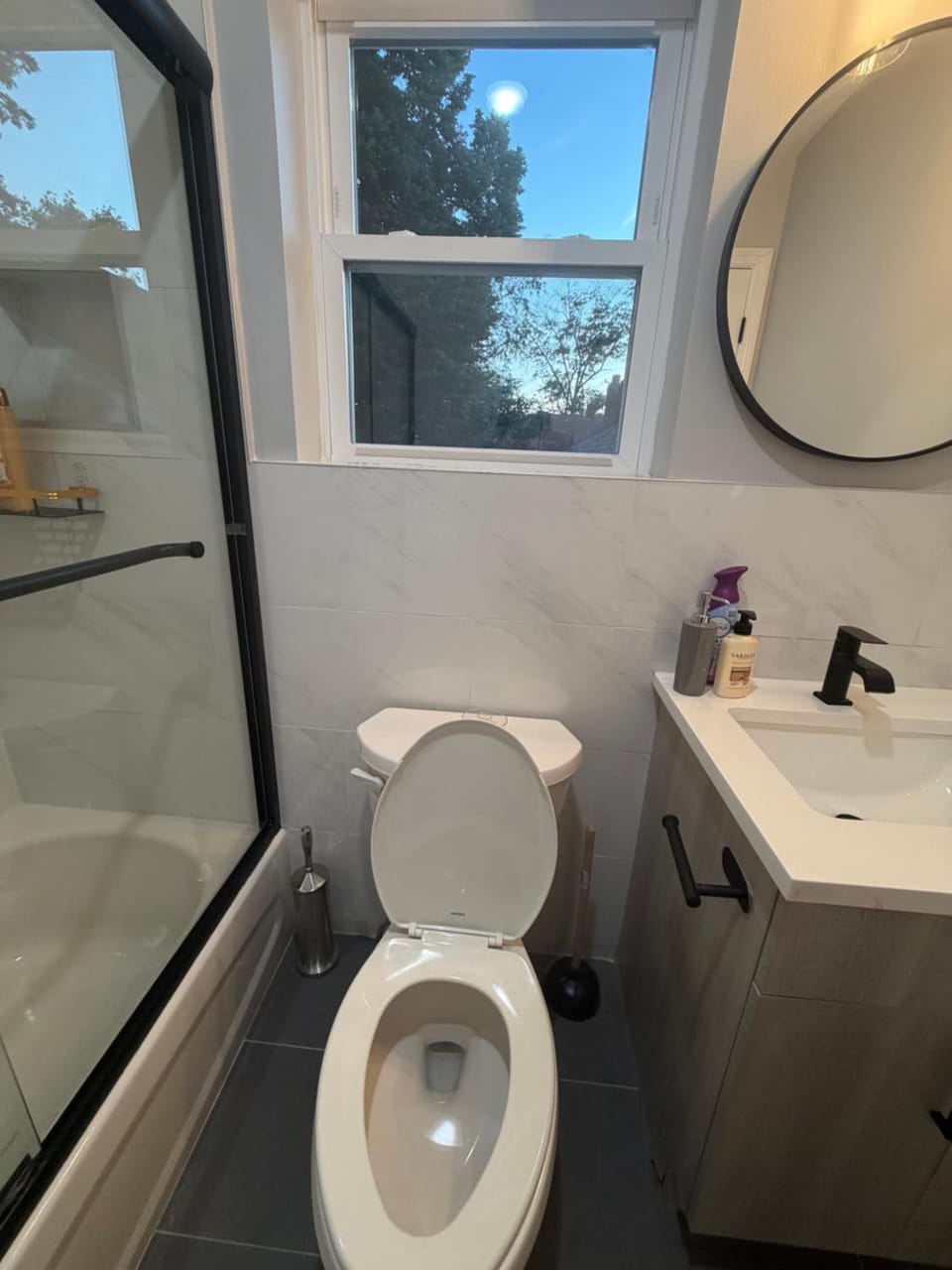 Evergreen Modern Room,Stylish and Comfortable Bed and Breakfast in Newark