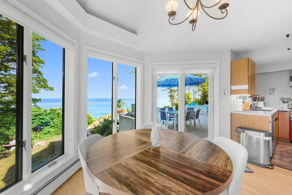 Ocean's Edge with pool, hot tub & beach access House in Plymouth