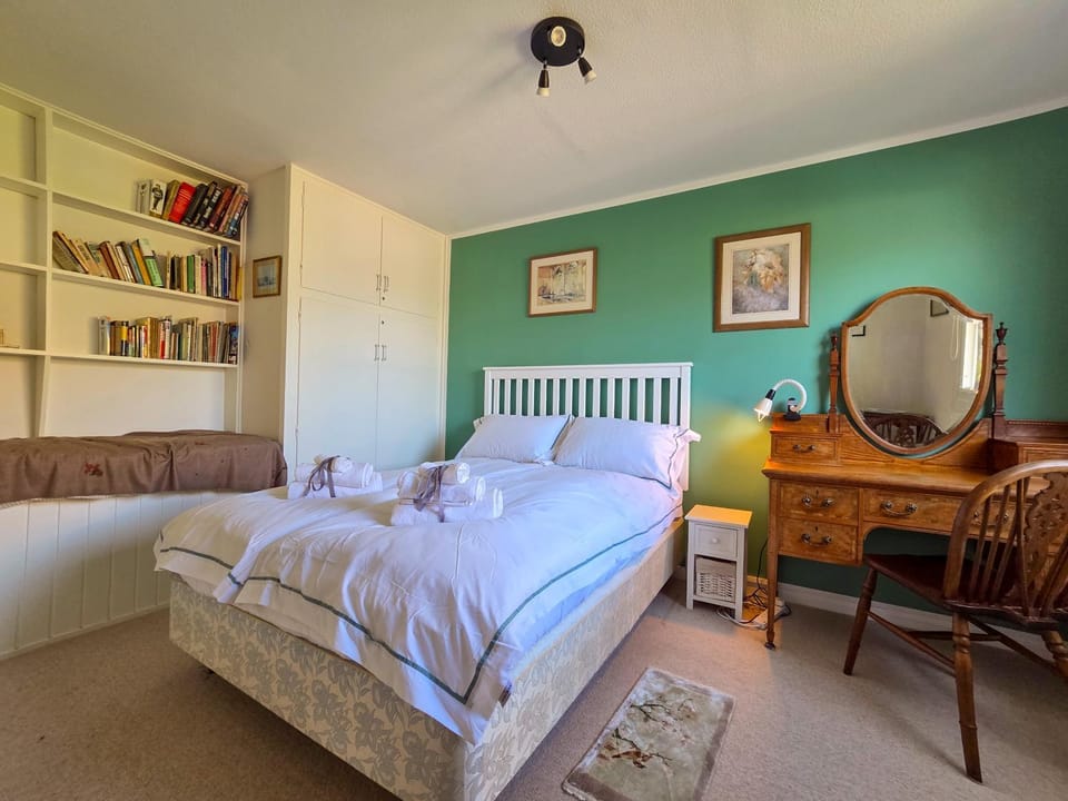 Bed, Seating area, Bedroom