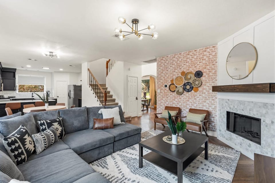 5-BD Getaway w Pool Patio Firepit Mins to DT House in Carrollton