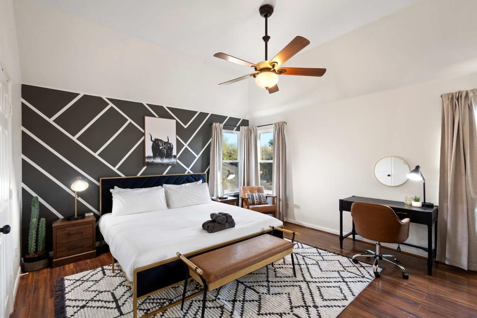 5-BD Getaway w Pool Patio Firepit Mins to DT House in Carrollton