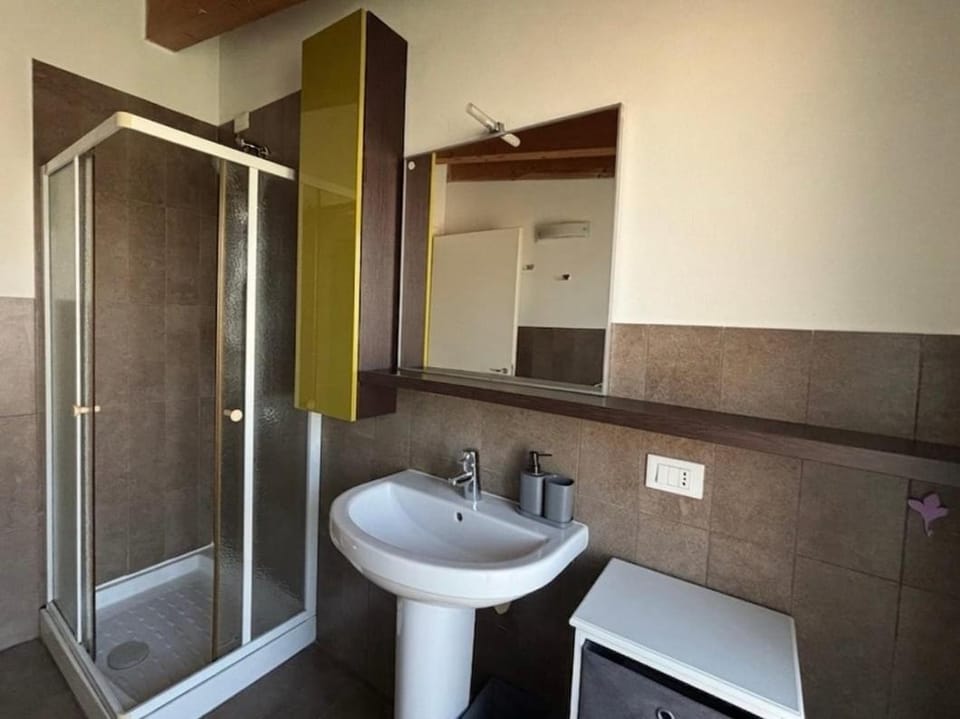 Shower, Toilet, Bathroom, hair dryier, towels
