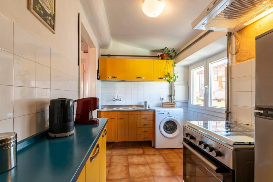 Coffee/tea facilities, Kitchen or kitchenette, oven, stove, washing machine