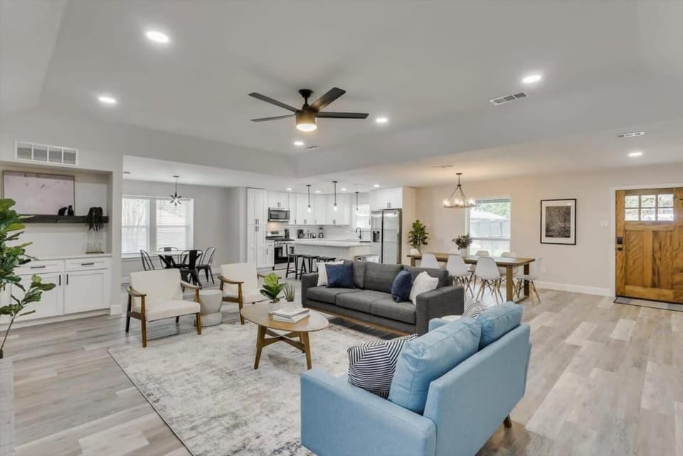Gorgeous Sunny Home for Big Groups w Private Pool House in Garland