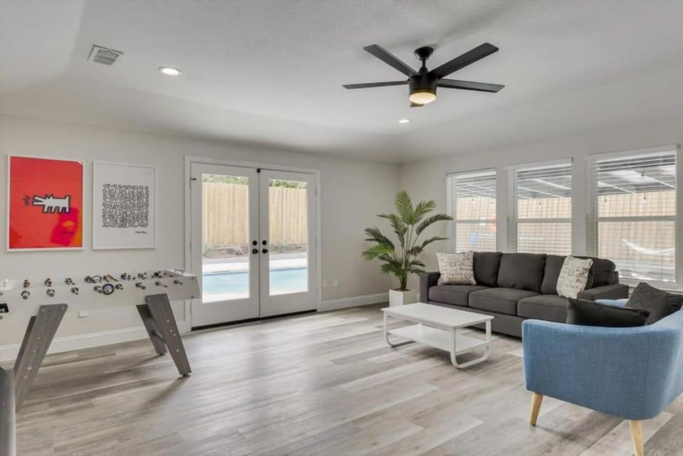 Gorgeous Sunny Home for Big Groups w Private Pool House in Garland