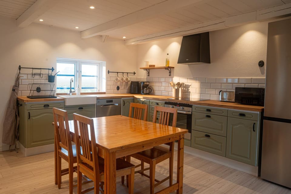 Coffee/tea facilities, Dining area, dishwasher, microwave, oven, stove, toaster, kitchen