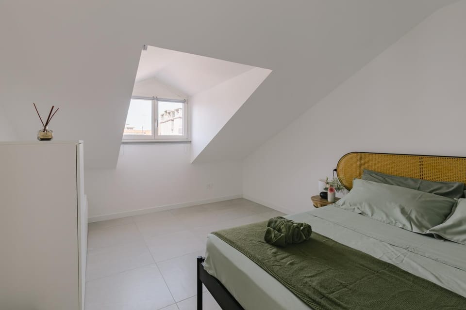 Bed, Photo of the whole room, Bedroom, towels