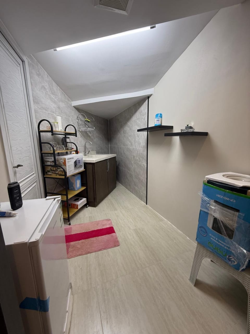 Kitchen or kitchenette