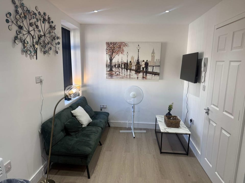 Communal lounge/ TV room, TV and multimedia, Living room, Seating area, Evening entertainment