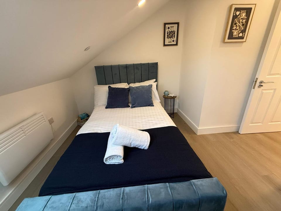 Bed, Photo of the whole room, Bedroom, towels