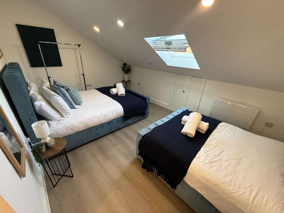 Bed, TV and multimedia, Living room, Photo of the whole room, Seating area, Bedroom
