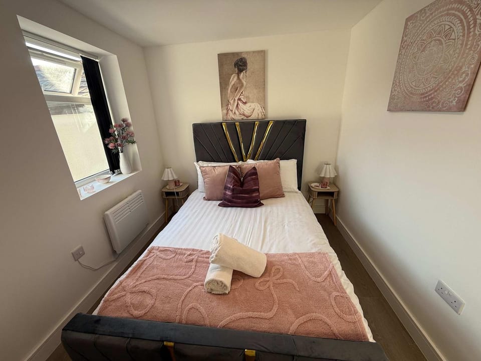 Bed, Photo of the whole room, Bedroom, towels