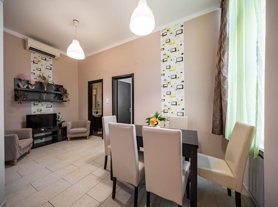 Living room, Seating area, Dining area, air conditioner