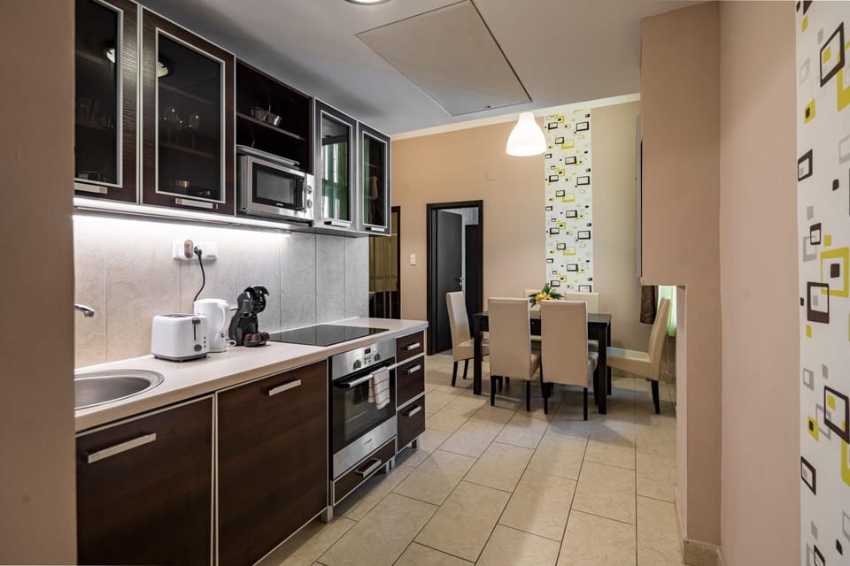 Kitchen or kitchenette, Dining area, oven, stove