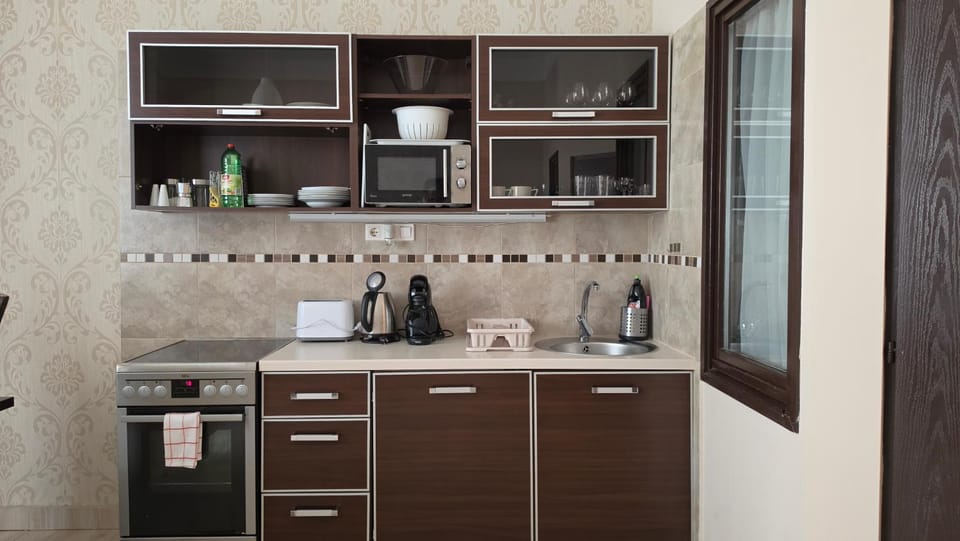 Coffee/tea facilities, Kitchen or kitchenette, oven, stove, toaster