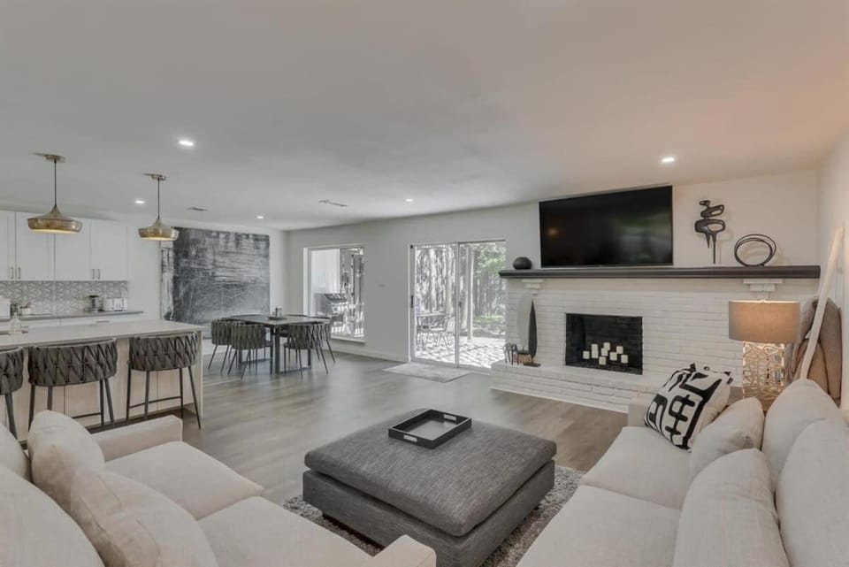 Luxury Home with 5 Bedrooms and Private Pool House in Farmers Branch