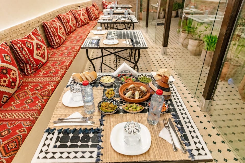 Restaurant/places to eat, Living room, Food and drinks, Banquet/Function facilities, Seating area, Food, Breakfast, Continental breakfast, Lunch, Dinner, Drinks