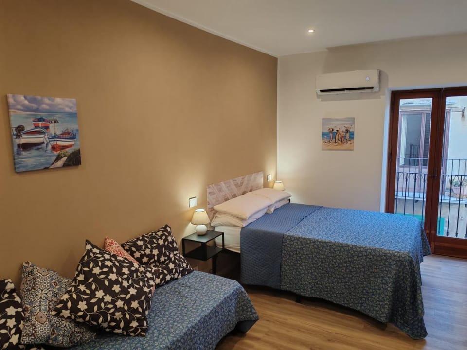 Bed, Photo of the whole room, Bedroom, air conditioner