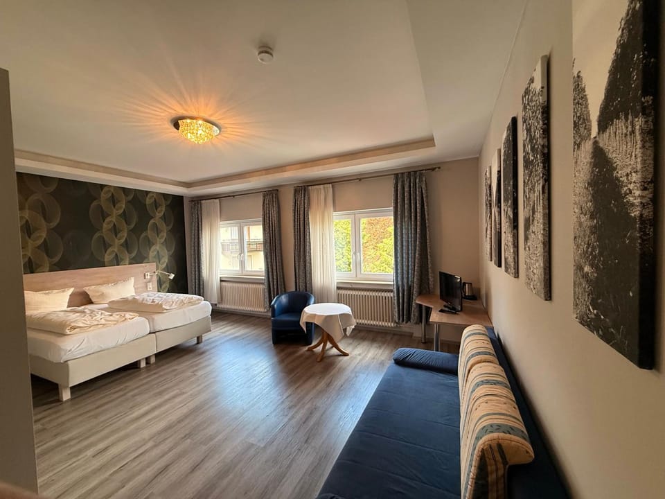 TV and multimedia, Seating area, Bedroom