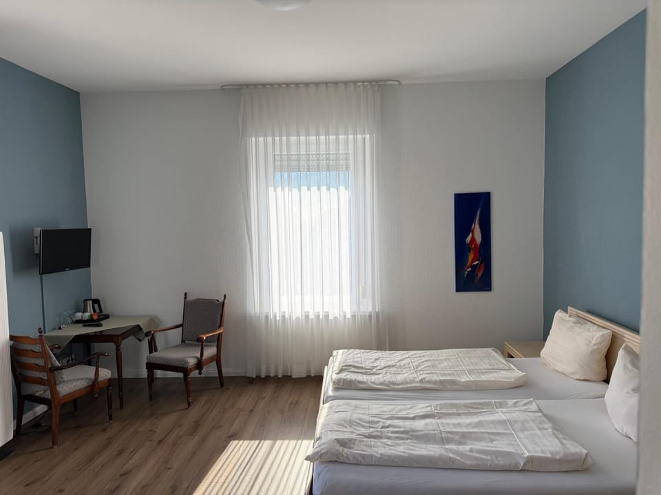 Bed, TV and multimedia, Seating area