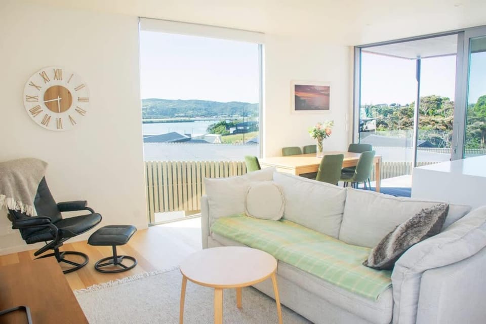 Rangatahi Retreat - Superior Stays Apartment in Raglan