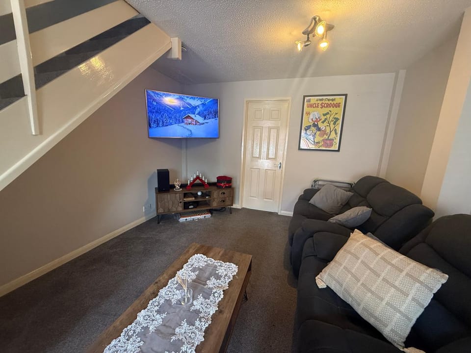 2 bed house close to Allianz Stadium, Heathrow Airport and Central London Apartment in Isleworth
