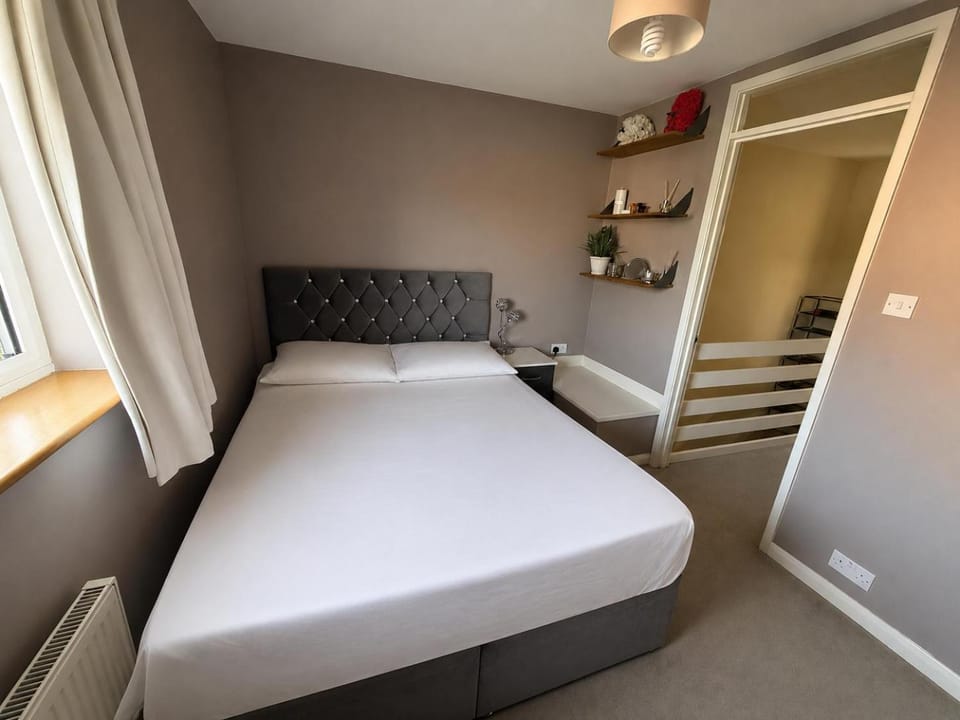 2 bed house close to Allianz Stadium, Heathrow Airport and Central London Apartment in Isleworth
