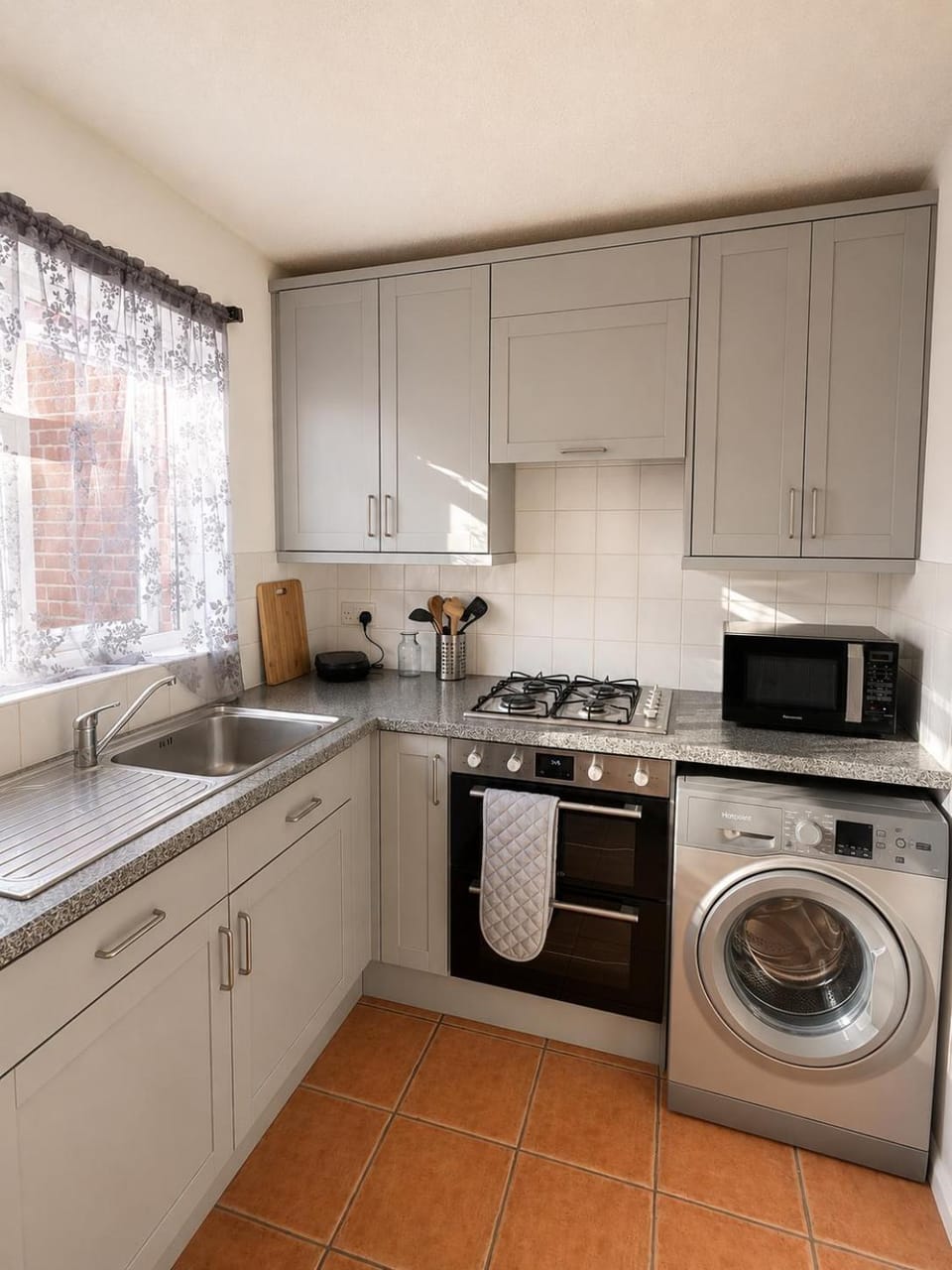 2 bed house close to Allianz Stadium, Heathrow Airport and Central London Apartment in Isleworth