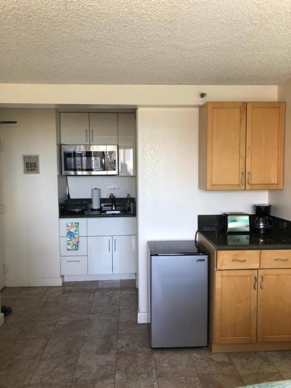 Hotel Condo KING BED Studio with Resort Pool and Canal View Apartment in McCully-Moiliili