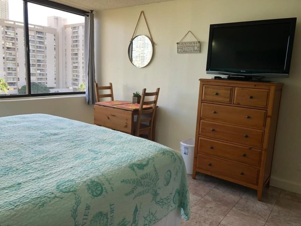 Hotel Condo KING BED Studio with Resort Pool and Canal View Apartment in McCully-Moiliili