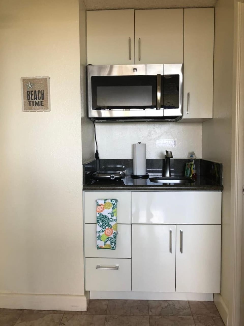 Hotel Condo KING BED Studio with Resort Pool and Canal View Apartment in McCully-Moiliili
