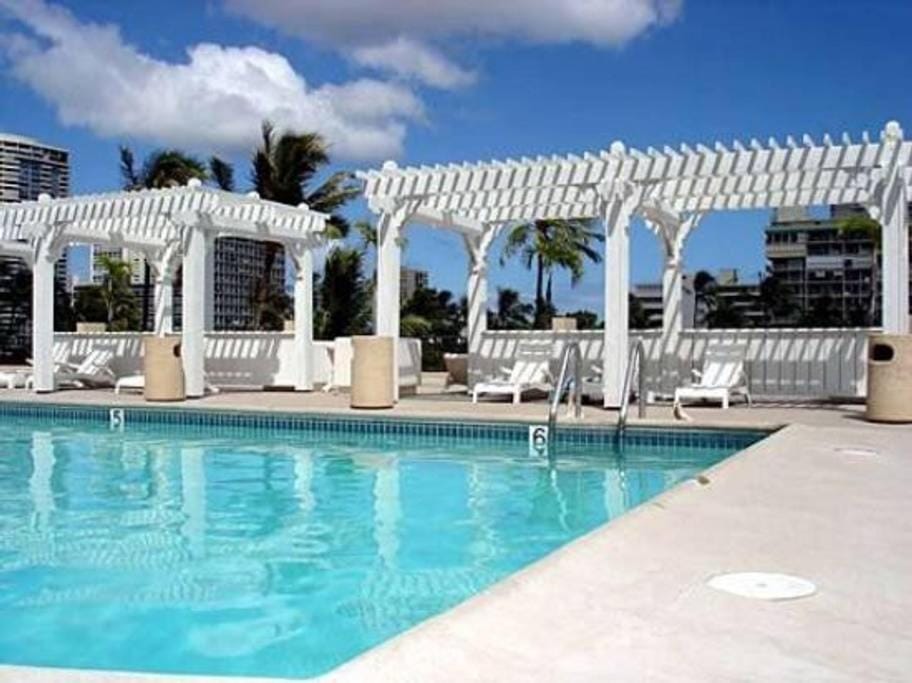 Hotel Condo KING BED Studio with Resort Pool and Canal View Apartment in McCully-Moiliili