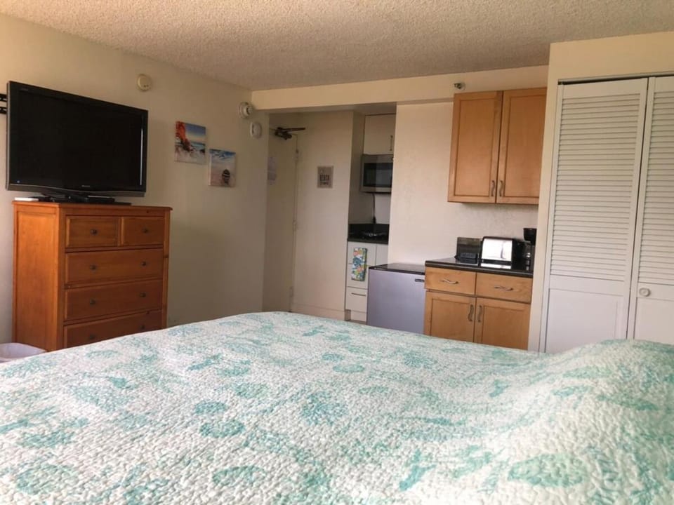 Hotel Condo KING BED Studio with Resort Pool and Canal View Apartment in McCully-Moiliili