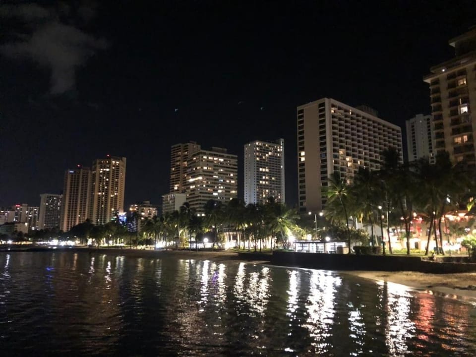 Hotel Condo KING BED Studio with Resort Pool and Canal View Apartment in McCully-Moiliili