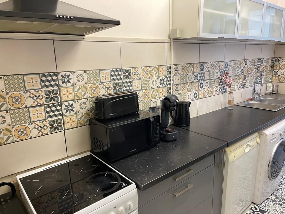 Coffee/tea facilities, dishwasher, stove, toaster, washing machine, kitchen