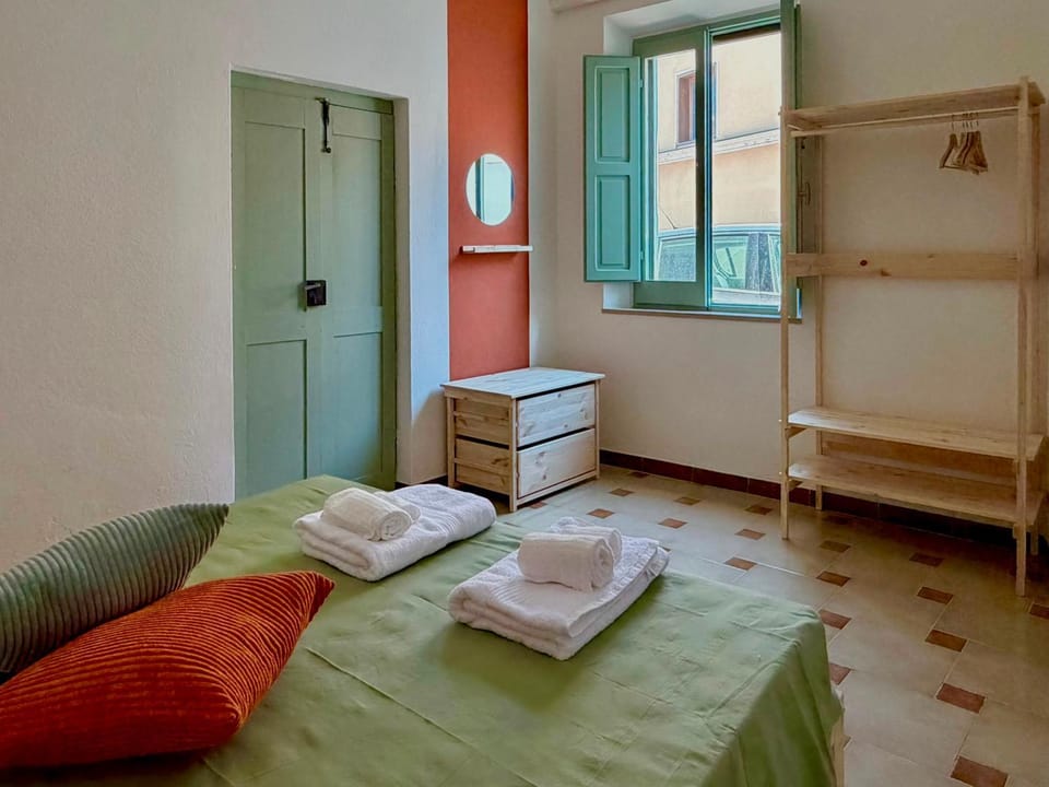 Photo of the whole room, Bedroom, wardrobe