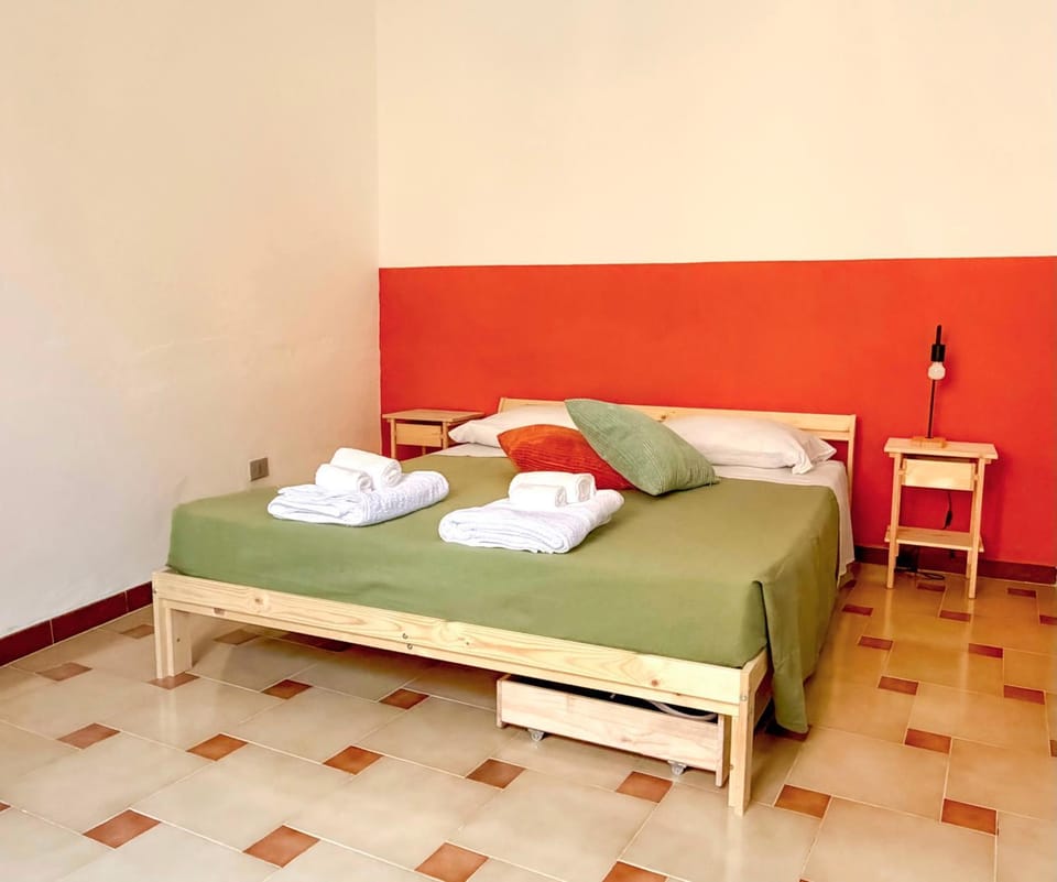Bed, Bedroom, towels