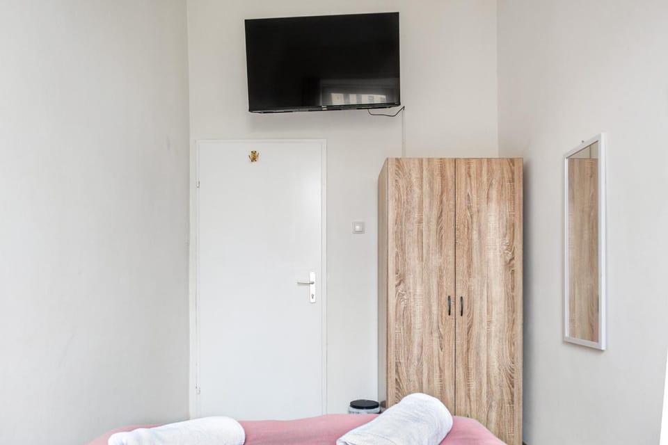 Bed, TV and multimedia, Photo of the whole room, Evening entertainment, Bedroom, towels, wardrobe
