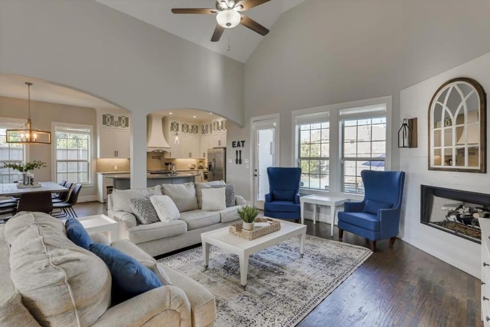 Vibrant Texas Escape 5BR Pool & Hot Tub House in Rowlett