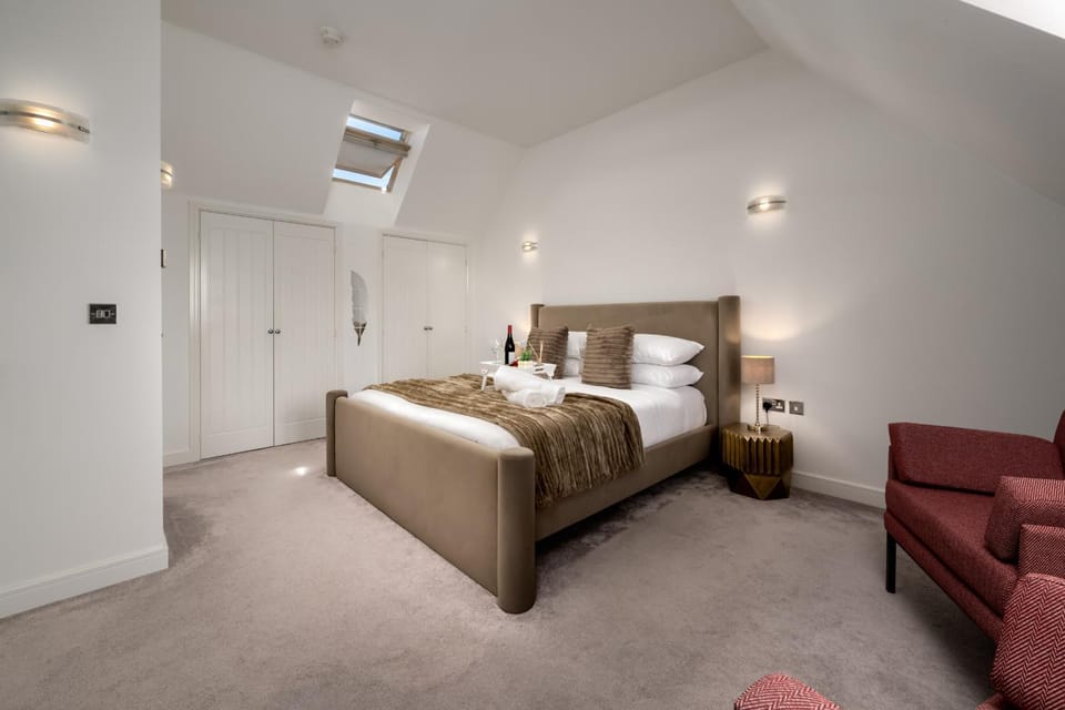 Bed, Photo of the whole room, Seating area, Bedroom, wardrobe
