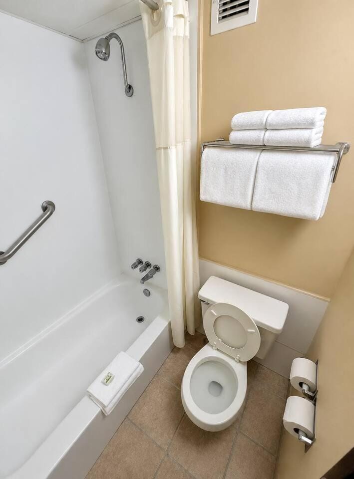 Stylish Albany Room W/Breakfast Next to Downtown. Apartment in Albany