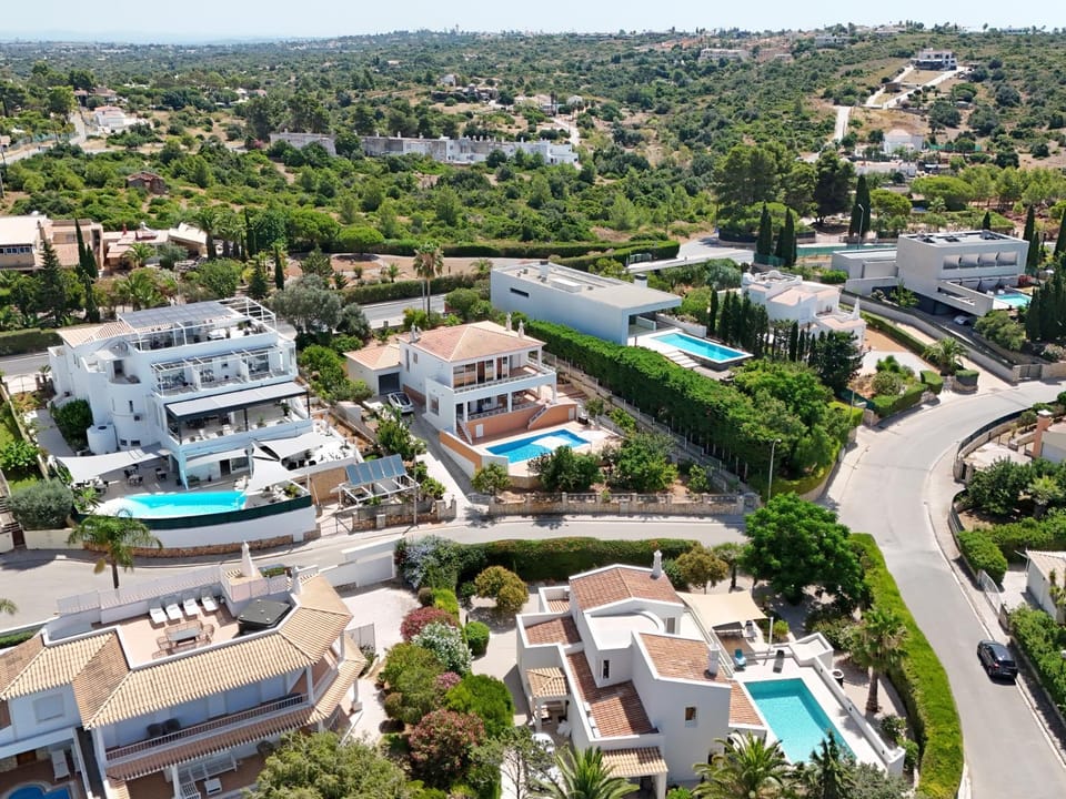 Property building, Bird's eye view, Location
