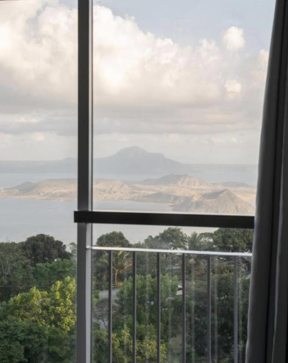 Taal View or LG Unit 1BR Wifi Near Sky Ranch Apartment in Tagaytay