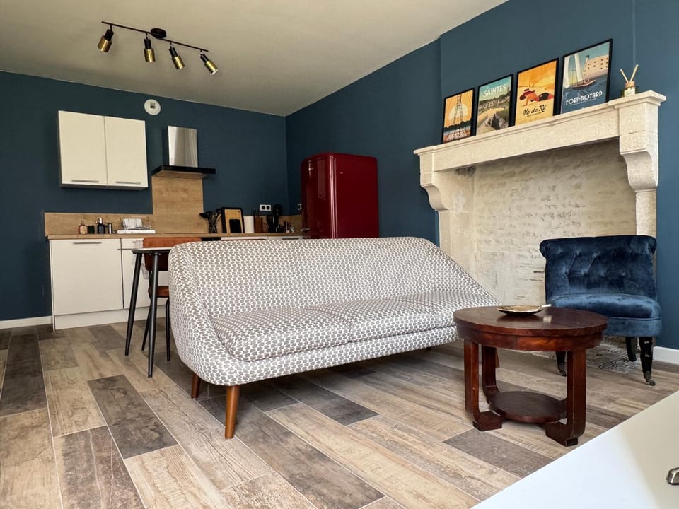 Kitchen or kitchenette, Living room, Seating area, Dining area, stove